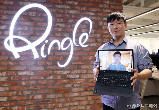 이성파·이승훈(노트북 화면) 링글 공동대표 /사진=김휘선 기자 hwijpg@