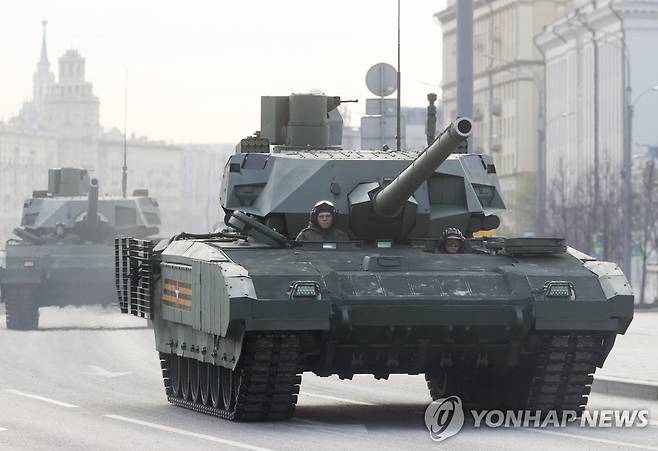 지난달 러시아군 '승전일' 열병식 위해 이동하는 '아르마타' 전차 [TASS=연합뉴스 자료사진. 재판매 및 DB 금지]
