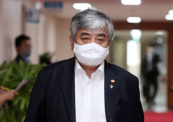 한상혁 방송통신위원장이 지난달 31일 서울 종로구 세종대로 정부서울청사에서 열린 서울·세종 영상 국무회의에 참석하고 있다. 뉴스1