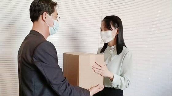 북한 노동당 기관지 노동신문은 17일 "당 중앙위원회 조직지도부와 선전선동부의 책임일꾼들인 조용원, 리일환, 김여정, 현송월 동지는 16일 가정에서 성의껏 마련한 의약품을 급성 장내성 전염병이 발생한 황해남도 해주시와 강령군의 주민세대들에 보내달라고 부서 초급당위원회에 제기했다"라고 보도했다. 뉴시스