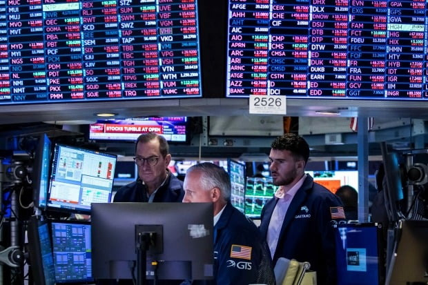 미국 뉴욕증권거래소(NYSE) 입회장에서 스페셜리스트들이 포스트에 모여 업무를 처리하고 있다. 사진=연합뉴스