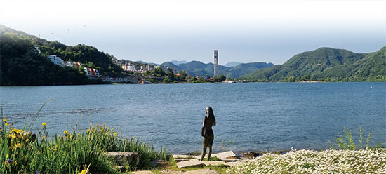 남이나루 옆에 서 있는 ‘긴머리 여인 동상’(인어공주상)