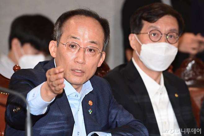 [서울=뉴시스] 조수정 기자 = 추경호 경제부총리 겸 기획재정부 장관이 16일 오전 서울 중구 은행회관에서 열린 비상 거시경제 금융회의를 마친 뒤 취재진의 질문에 답하고 있다. (공동취재사진) 2022.06.16.