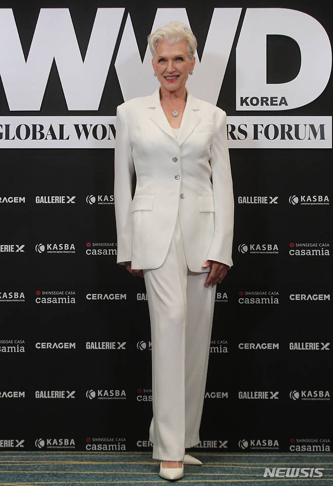 [서울=뉴시스] 권창회 기자 = 모델 메이 머스크가 15일 오후 서울 송파구 소피텔 서울 앰버서더 그랜드 볼룸에서 열린 '글로벌 우먼 리더스 포럼'에 앞서 기념촬영을 하고 있다.2022.06.15. kch0523@newsis.com