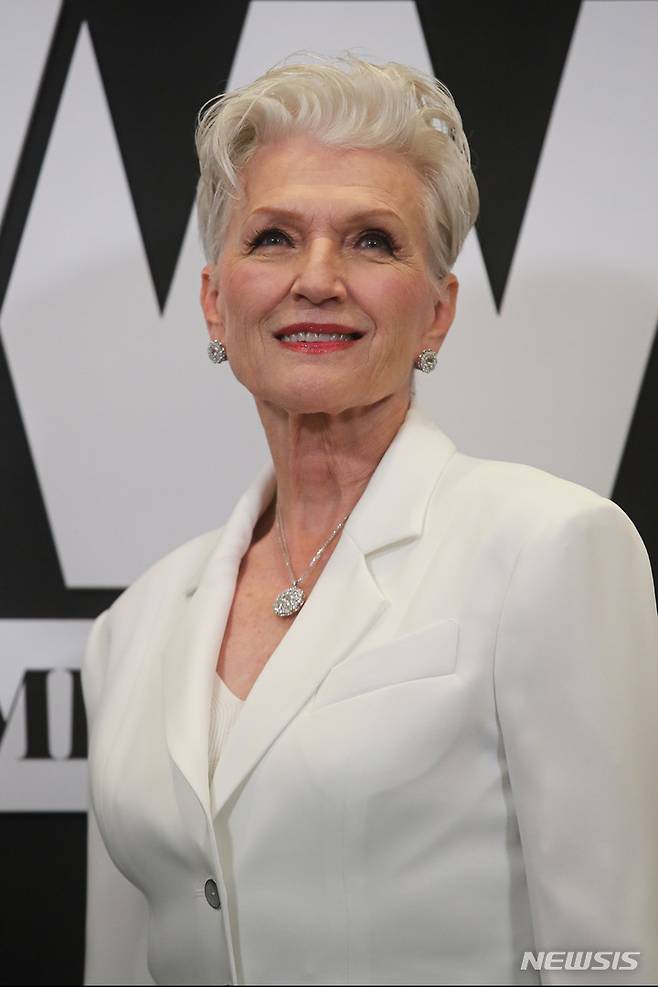 [서울=뉴시스] 권창회 기자 = 모델 메이 머스크가 15일 오후 서울 송파구 소피텔 서울 앰버서더 그랜드 볼룸에서 열린 '글로벌 우먼 리더스 포럼'에 앞서 기념촬영을 하고 있다.2022.06.15. kch0523@newsis.com