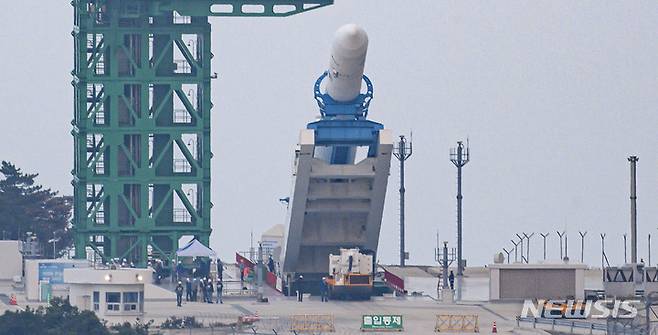 [고흥=뉴시스] 사진공동취재단 = 15일 전남 고흥군 나로우주센터에서 누리호(KSLV-Ⅱ)가 다시 조립동으로 이송되기 위해 발사대에서 내려지고 있다. 한국항공우주연구원은 이날 "산화제 탱크 내부의 레벨 센서가 비정상적인 수치를 나타내는 것을 확인했다”며 "기립 상태에서 접근해 확인이 어려워 현 상태로는 발사 준비 진행이 불가하다고 판단하고, 발사체 조립동으로 이송해 점검할 예정"이라고 설명했다. 2022.06.15. photo@newsis.com