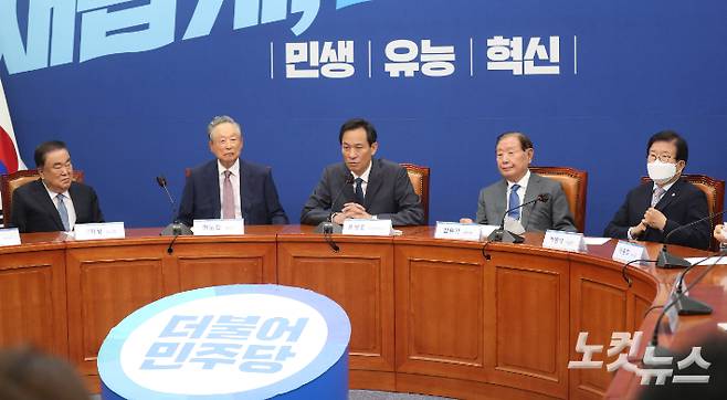 더불어민주당 우상호 비상대책위원장이 지난 16일 서울 여의도 국회에서 열린 상임고문단 간담회에서 발언을 하고 있다. 윤창원 기자