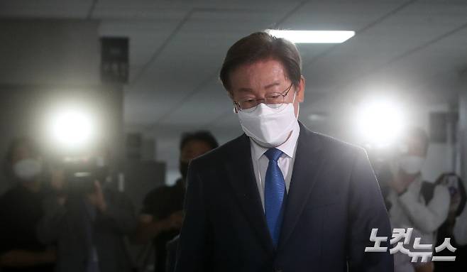 더불어민주당 이재명 의원이 지난 7일 서울 여의도 국회 의원회관 내 의원실로 첫 등원을 하고 있다. 윤창원 기자