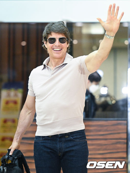 Hollywood actor Tom Cruise made a movie promotion car through Gimpo Airport in Seoul on the afternoon of the 17th.Actor Tom Cruise poses for reporters: 2022.06.17
