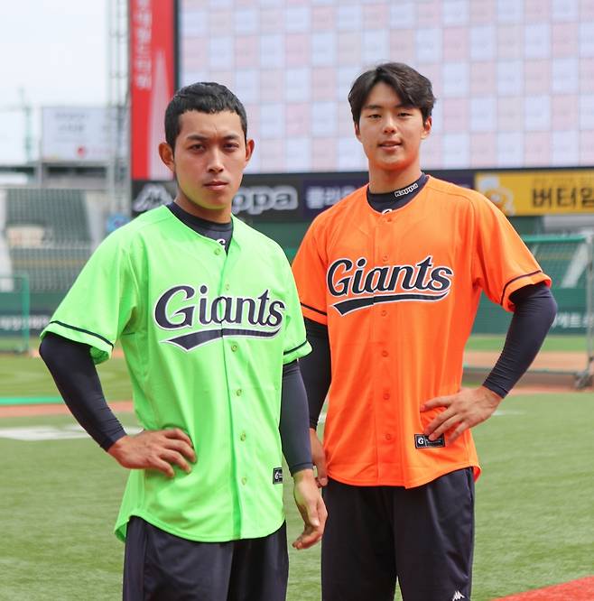 ▲ 롯데 자이언츠가 형광 그린과 형광 오렌지 두 컬러의 새로운 패션 유니폼을 출시했다.ⓒ롯데 자이언츠