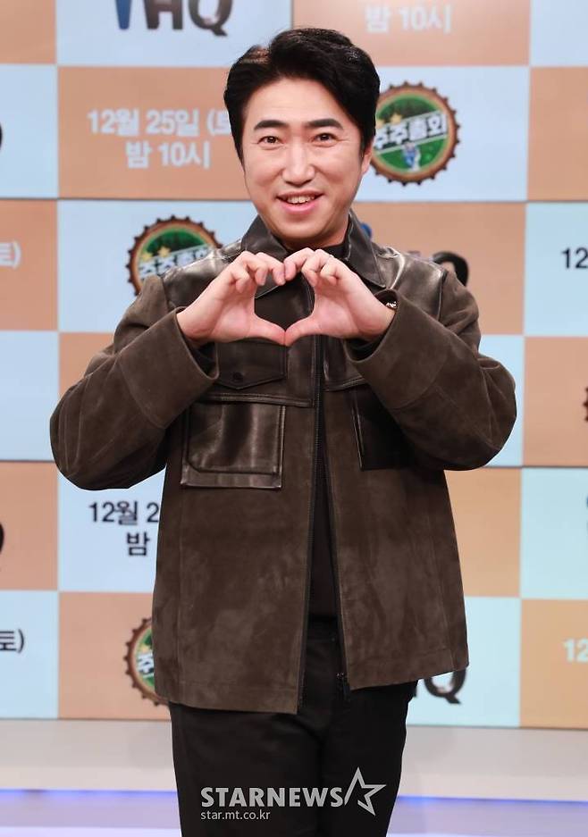 개그맨 장동민이 24일 오전 온라인 생중계로 진행된 IHQ 새 예능 '주주총회' 제작발표회에 참석해 포즈를 취하고 있다.  안주에 진심인 애주가들이 모여 다양한 술과 음식에 대한 정보를 공유하는 '주주총회'는 오는 25일 첫 방송된다. /사진제공=IHQ 2021.12.24 /사진=이동훈 기자 photoguy@