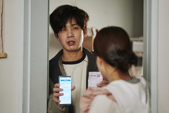 Go find the first prize Do-Yoon Kim, Ryu Hyun-kyung scratches the laughing Lottery ticket with Lucky shooter with the virus.Go Find the first prize, the third piece of the TVN drama project OPENing, which will air on the 17th, is a human comedy that escapes to catch the best luck of life as a self-Quarantine man with Covid19 finds out that he won the first prize of the Lottery ticket with less than Haru due.Do-Yoon Kim, Ryu Hyun-kyung, Lee Seo-hwan, Shin Dong-woo and other actors with solid acting skills give a pleasant smile and sympathy.The photos released ahead of the first broadcast include Jungre-hun (Do-Yoon Kim), Kang Mi-ran (Ryu Hyun-kyung), and the dynamic Haru of the two couples.Re-hun, who took a loan without his wife, finds out that he won the Lottery ticket first among the Covid19 Self-Quarantine.The joy is also a momentary re-hun, devastated by the fact that the deadline for paying 2.3 billion won is today. Can the dangerous escape to find the prize succeed?It is also interesting to see Miran, a wife who is surprised by the unimaginable fortune.The appearance of re-hun, who has a serious conversation with a courier (Yang Dong-geun), adds to the question.Re-hun, who seems to ask a courier to point to a Lottery ticket, stimulates curiosity about what story would have come between the two.Especially, Yang Dong-geun, who makes a special appearance as a courier, is expected to play a role like a kimono.Meanwhile, Mirans Danger, who was kidnapped by someone, was also caught, and the fierce eyes of Official Kim Hyun-woo (Shin Dong-woo), who chases the re-hun who escaped here, are also exciting.I wonder if the re-hun and Miran couple can overcome this Danger and win a big hit.The story of struggling to catch the luck that came with the virus unfolds, said the production team of Go Find the first prize. The story that I would have imagined once would bring pleasant laughter and empathy.Opening is the new name of TVNs Drama Stage, which broadcast the winner of the Oppen Storyteller Competition so that new creators can see the light of the world.Oppen is a project to discover, nurture and support creators of CJ ENM, which means providing open creative space and opportunity for those who dream of creating a creator.CJ ENM will integrate all processes from discovering new creators, planning and developing content, production and programming, and biz matching.Go find the first prize will be broadcast at 12:10 pm on the 17th.Photo = tvN