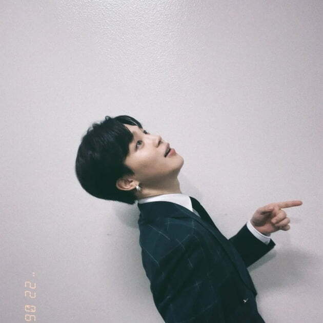 BTS Jimin has been laughing and has been talking about the recent situation with a pleasant slapstick photo.Jimin uploaded a dynamic photo on his 17th day of his instagram showing a luxurious and sophisticated look of a checkered suit jacket moving in the direction of his index finger.Jimin in the photo is a member of the team Bangel Ut (the funnyst in BTS), and without any comment, he made people smile at the dynamic appearance like a slapstick comedy and the unique innocent and cute expression.Also, at the time of KBS 2TV <Music Bank> which was broadcasted after the pre-recording, I uploaded the photo in time for the end of the broadcast and left the afterlife as if I had just finished live broadcasting.BTS was ranked number one in the new song Yet to come in Music Bank, and Jimin also enthused fans with a shameful pure appearance that was red to the ears at a close distance to reach the fans who had met for a long time.Fans responded with I like it so much when I see Kangyang in the photo, King Gat General Jimin full of sense to the picture, I am a concept genius king who is impressed with the song and gives a smile with the picture, I am so pure in action and expression and I am also caring about the time to upload my picture of Janggu Jimin.