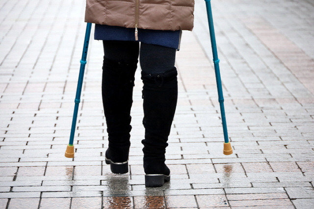 비가 오는 날엔 기압, 기온, 호르몬 분비량의 변화로 통증이 심해질 수 있다./사진=게티이미지뱅크