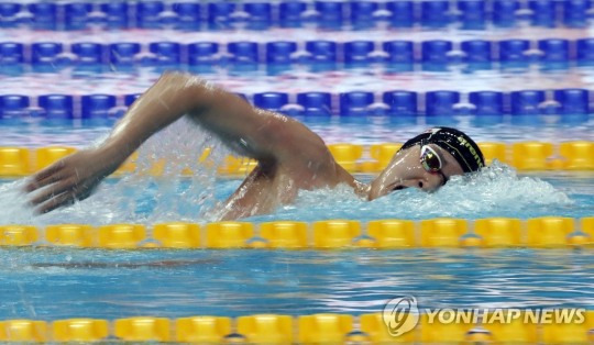 김우민이 남자 자유형 400ｍ 예선 경기에서 역영하는 모습.
[로이터=연합뉴스]