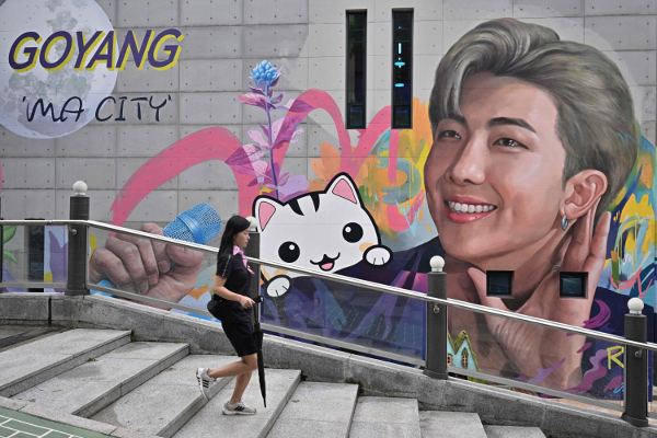 경기도 고양시에서 15일 한 시민이 그룹 방탄소년단(BTS) 리더 RM의 벽화가 그려진 고양관광정보센터를 지나고 있다. 고양은 RM의 고향이다. /ⓒAFP=뉴스1