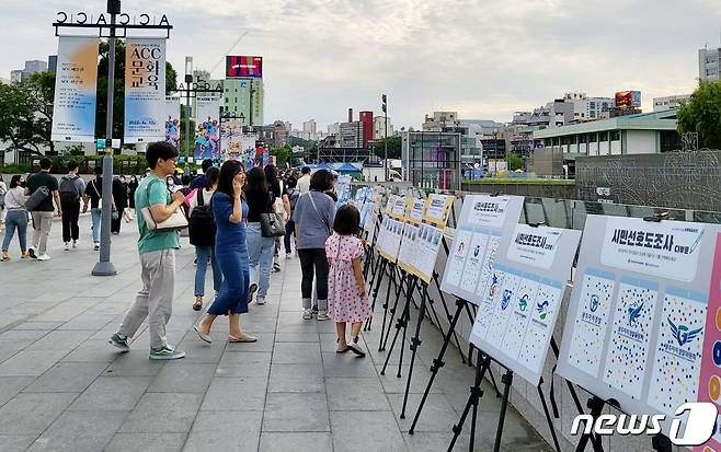 광주시 자치경찰위원회가 국립아시아문화전당에서 CI와 슬로건, 포스터 등 상징물 공모를 통해 접수한 예선 통과작품 101개에 대한 시민 선호도 조사를 진행하고 있다.(광주시 제공)2022.6.19/뉴스1 © News1