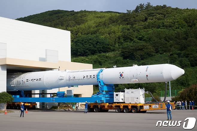 한국형 발사체 누리호(KSLV-Ⅱ)가 15일 전남 고흥군 나로우주센터 내 조립동에서 나와 발사대로 이송되고 있다. (항공우주연구원 제공) 2022.6.15/뉴스1