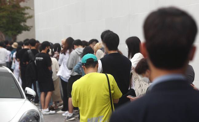 손흥민 브랜드 입장을 위한 긴 줄. 연합뉴스