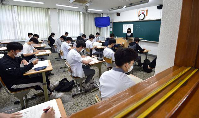2023학년도 대학수학능력시험 6월 모의평가가 실시된 9일 오전 대구 경북고등학교 3학년 교실에서 수험생들이 시험 준비를 하고 있다. 뉴시스