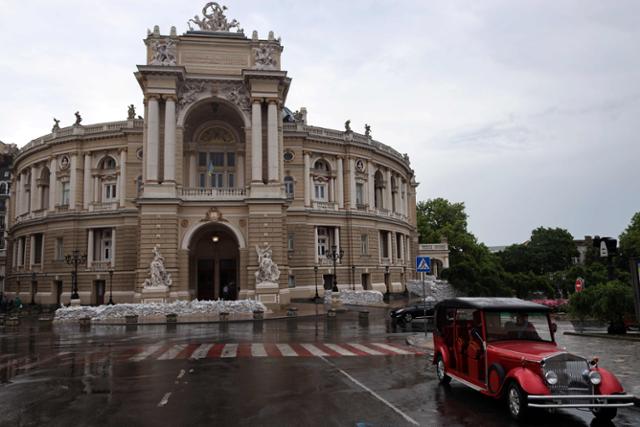 러시아가 우크라이나를 침공한 2월 24일 이후 115일 만인 지난 17일 공연을 재개한 오데사의 오페라극장. 오데사=AFP 연합뉴스