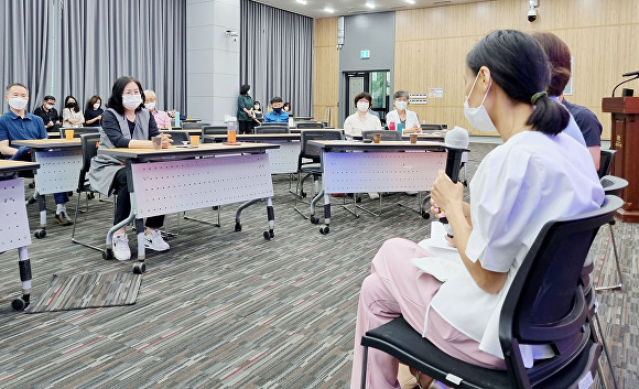 우크라이나 고려인 피난민 박마리나씨가 토크콘서트에서 이야기하고 있다. [사진=수원특례시]