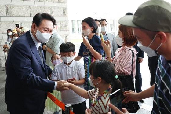윤석열 대통령이 17일 서울 용산구 전쟁기념관에서 '국가유공자 및 보훈 가족 초청 오찬'에 참석하기 관람객들과 인사를 나누고 있다. 대통령실 제공