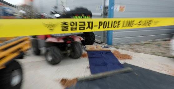 지난 17일 전북 정읍시 북면 한 상점 주위에 폴리스 라인이 설치돼 있다. A씨(49)는 전날 오후 5시40분쯤 이 상점 창고에서 전처 B씨(41·여)와 옛 처남댁(39·여)을 흉기로 수차례 찔러 살해한 혐의로 구속됐다. 현장에 함께 있던 처남(39)도 흉기에 찔려 중태다. 뉴스1