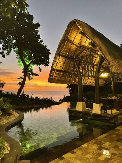 브래드 피트와 앤젤리나 졸리가 머물렀다는 샹그릴라 리조트 빌라의 프라이빗 야외 수영장에서 감상한 보라카이 일몰.