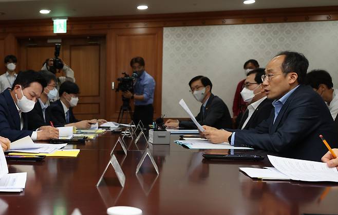 추경호 부총리 겸 기획재정부 장관이 휴일인 19일 정부서울청사에서 제1차 비상경제장관회의를 주재하고 있다. [연합]