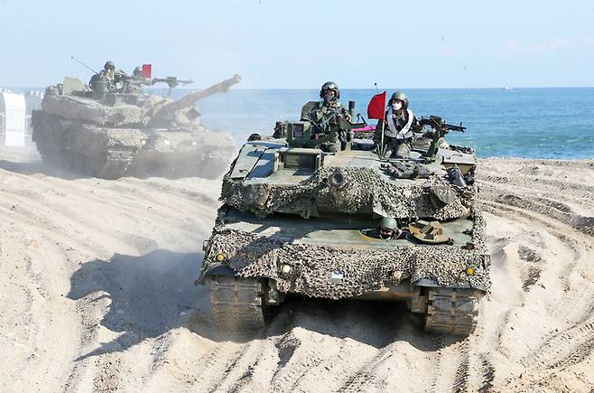 한국 해병대 소속 K1 전차들이 경북 포항 인근 해변에서 상륙훈련을 실시하고 있다. 세계일보 자료사진
