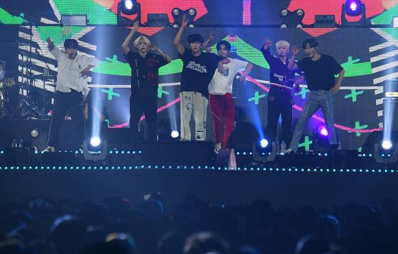 19일 강원 강릉시 강릉올림픽파크강릉아레나에서 열린 2024 강원 동계청소년올림픽대회 성공 개최를 기원하는 ‘2022 대한민국 상생 영수증 콘서트’에서 보이 그룹 위아이가 무대를 꾸미고 있다.이번 콘서트는 강원도, 강릉시, 서울신문과 전자신문이 주최하고 호반과 대중소기업농어업협력재단, G1방송 등이 후원했다. 2022.6.19 오장환 기자
