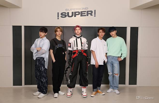 슈퍼카인드 멤버 단체 사진. 왼쪽부터 건, 유진, 세진, 시오, 대이먼.