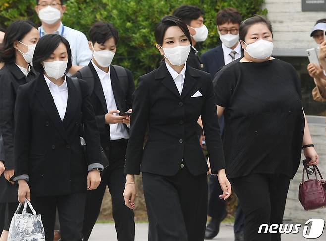 윤석열 대통령 부인 김건희 여사가 13일 경남 김해 봉하마을을 찾아 고 노무현 전 대통령 묘역을 참배하기 위해 이동하고 있다. 오른쪽 첫번째는 코바나컨텐츠 전무를 지낸 김량영 교수.(대통령실사진기자단) 2022.6.13/뉴스1 © News1 안은나 기자