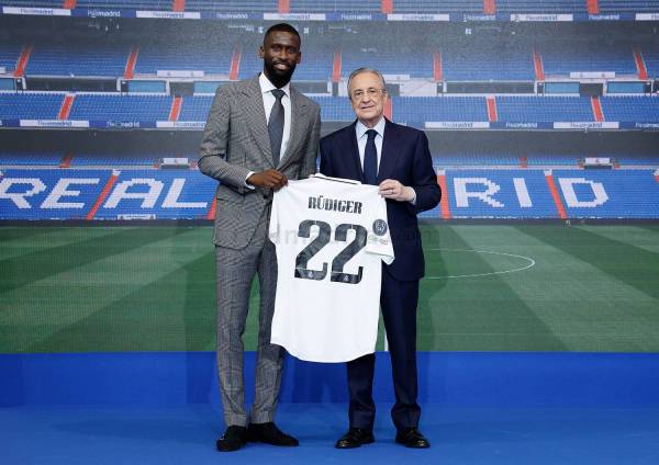 안토니오 뤼디거와 플로렌티노 페레즈 회장. 사진｜레알 마드리드 공식 홈페이지