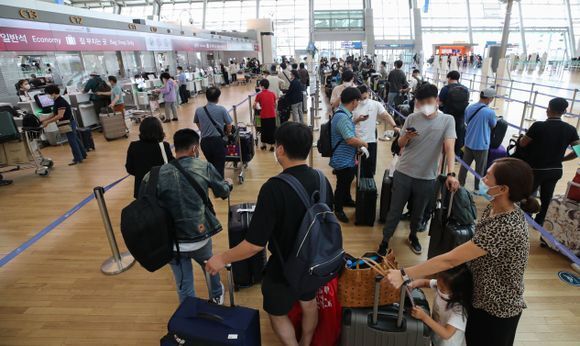 인천국제공항 제1터미널에 여행객들이 붐비고 있다.ⓒ뉴시스