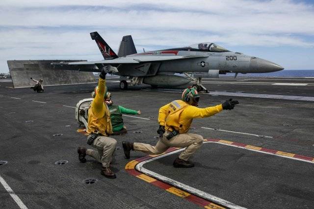 미 해군 ‘F/A-18E 슈퍼호넷’항공모함 에이브럼 링컨에서 사출신호를 받고 있다. 사진출처 미 해군