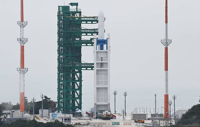 순수 국내 기술로 설계 및 제작된 한국형 발사체 누리호(KSLV-Ⅱ) 2차 발사일을 하루 앞둔 20일 누리호가 전남 고흥군 나로우주센터 발사대에 기립해 있다. 2022.6.20/사진공동취재단