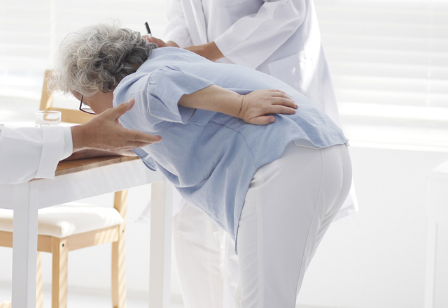 70세 이상 여성의 경우 척추 주위 근력이 사지근력보다 빠르게 감소한다는 연구결과가 발표됐다./사진=클립아트코리아