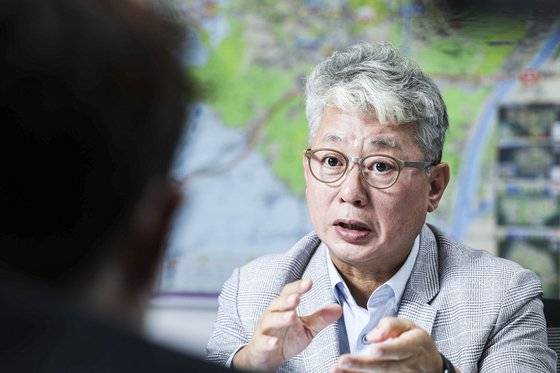 조응천 더불어민주당 의원이 16일 오후 서울 여의도 국회 의원회관에서 중앙일보와 인터뷰하고 있다. 조 의원은 "송영길 전 대표가 지난해 언론중재법 개정안의 강행처리를 시도한 것도 대선 패배에 큰 영향을 줬다고 생각한다"고 밝혔다. 김경록 기자