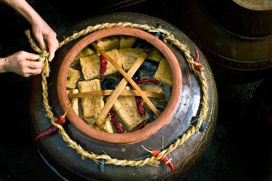 항아리에 메주와 소금물, 숯, 건고추, 대추 등을 넣고 60~90일 정도를 기다리면 전통 장을 만들 수 있다. 중앙일보