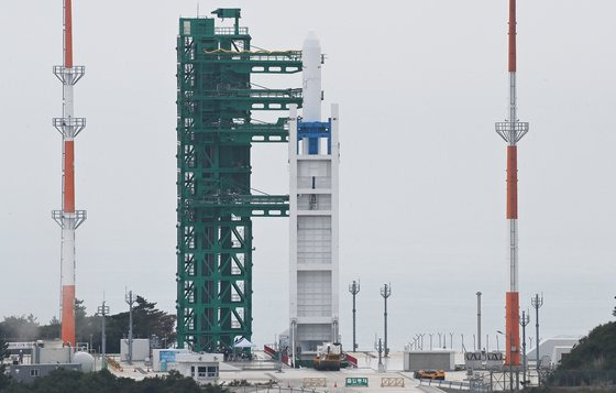 순수 국내 기술로 설계 및 제작된 한국형 발사체 누리호(KSLV-Ⅱ) 2차 발사일을 하루 앞둔 20일 누리호가 전남 고흥군 나로우주센터 발사대에 기립해 있다. 뉴스1