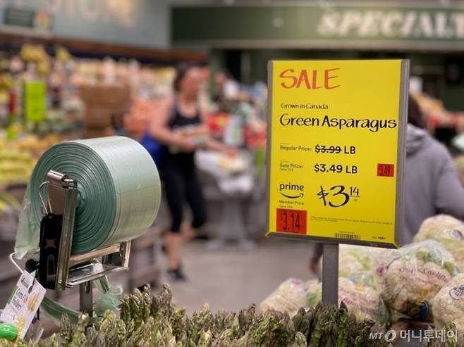 미국 슈퍼마켓에서 고객들이 식료품을 구매하고 있다 /사진=임동욱 특파원