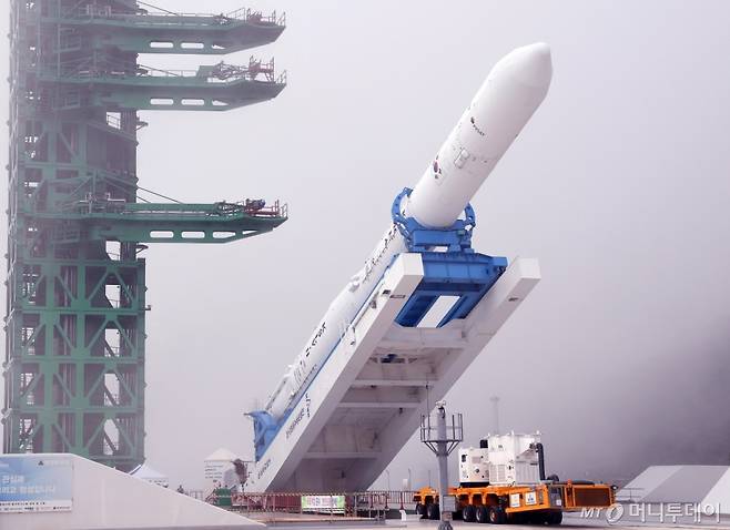 한국형발사체 누리호(KSLV-II)가 20일 발사대에서 기립하고 있다. / 사진제공=한국항공우주연구원