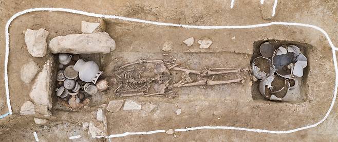 영남의 소국 중 하나였던 사로국은 신라의 모태이다. 사로국의 중심 경주 탑동에서 지난해 발견된 180cm 고대 유골.