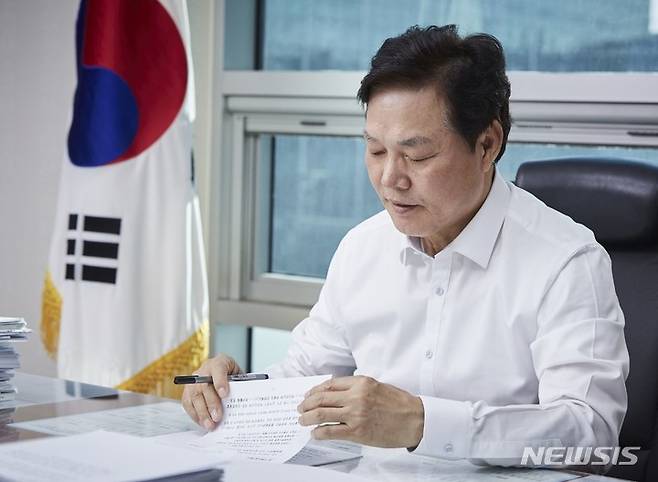 [창원=뉴시스] 홍정명 기자= 박완수 경남도지사 당선인이 도지사직 인수팀 사무실에서 업무를 보고 있다.(사진=경남도지사직 인수팀 제공)2022.06.19. photo@newsis.com