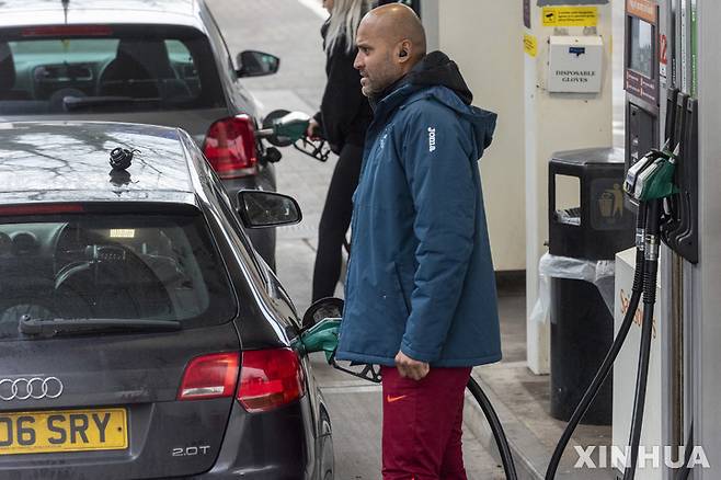 [런던=신화/뉴시스] 지난 2월15일(현지시간) 영국 런던의 한 주유소에서 운전자들이 자동차에 기름을 넣고 있다.