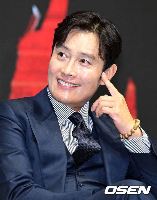 [OSEN=지형준 기자] 20일 오전 서울 소공동 웨스틴조선 호텔에서 영화 '비상선언' 제작보고회가 열렸다.  '비상선언'은 사상 초유의 항공테러로 무조건적 착륙을 선포한 비행기를 두고 벌어지는 리얼리티 항공재난 영화다.  75회 칸 국제영화제(2022) 남우주연상에 빛나는 송강호, 글로벌 스타 이병헌, 60회 칸 국제영화제(2007)&nbsp;여우주연상의 전도연, 한류스타 김남길과 임시완, 믿고 보는 연기력의 김소진과 박해준까지 전세계 관객들이 주목한 국내 배우들의 컷 하나 하나가 영화에 대한 기대감을 한층 끌어올리고 있다.  이병헌이 간담회를 하며 미소짓고 있다. 2022.06.20 /jpnews@osen.co.kr