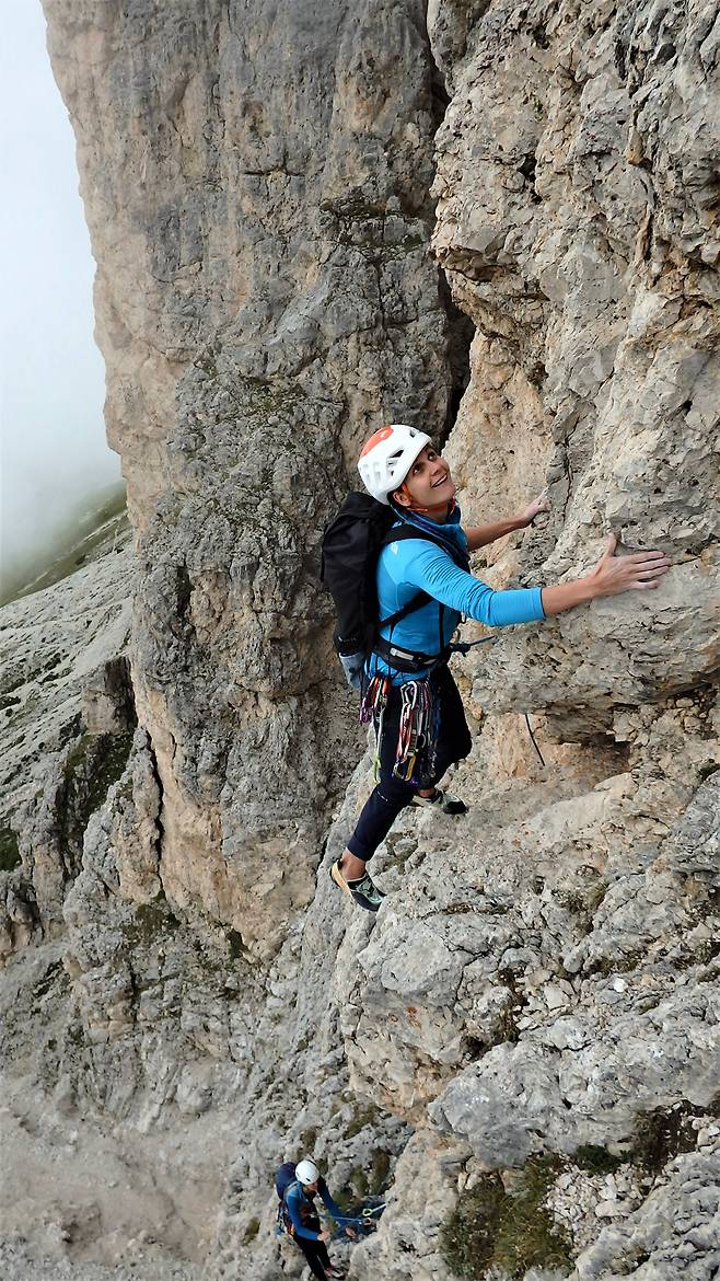 중단 벽 아래로 치르의 등산로가 보인다.