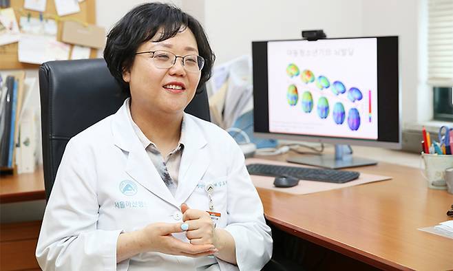 서울아산병원 소아정신건강의학과 김효원 교수는 “자녀 교육의 최대 적은 ‘옆집 엄마’”라며 “남의 집 아이의 성공 방정식이 우리 아이에게 꼭 적용되는 것은 아니다. 아이의 기질과 성향을 잘 알고 아이도, 엄마도 모든 것을 잘할 수 없다는 것을 인정하고 받아들여야 한다”라고 말했다. 김 교수는 또 엄마에게만 주어진 ‘육아의 짐’에 대해서도 “엄마의 번아웃과 우울증은 아빠의 책임”이라며 응원과 동참이 꼭 필요하다고 강조했다. 서울아산병원 제공